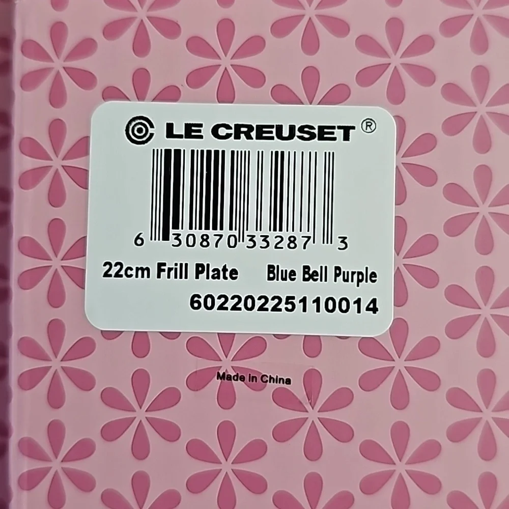 NIB Le Creuset 22cm Satin Blue Bell Purple Frill Plate from the Flower Collectio